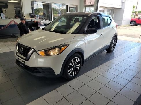 Used 2018 Nissan Kicks SV FWD image 3