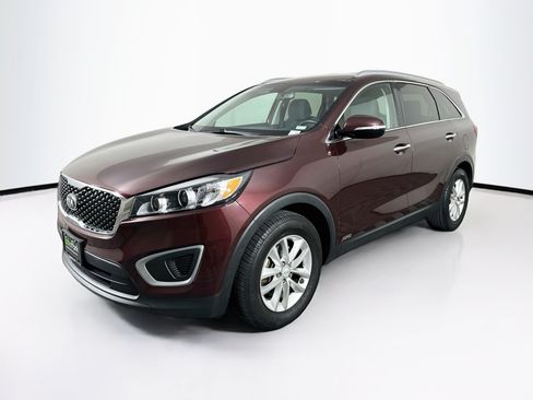 Used 2017 Kia Sorento AWD w/ LX Convenience Package image 3