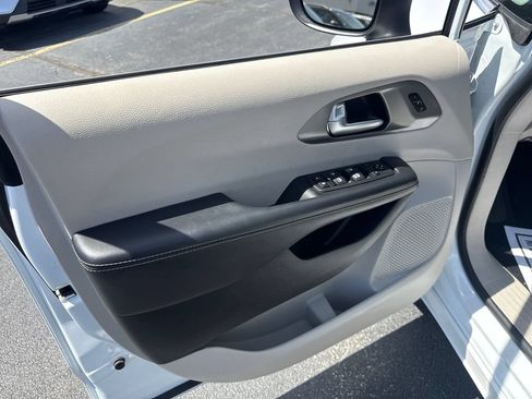 Used 2023 Chrysler Pacifica Touring-L FWD image 24