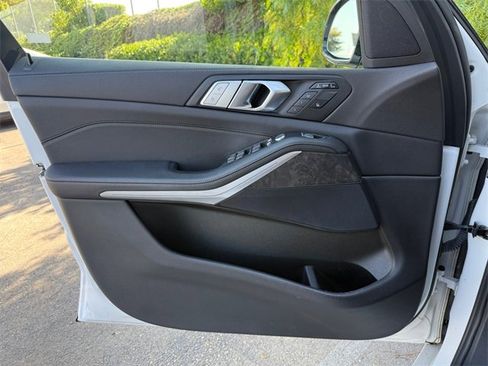 Used 2022 BMW X7 xDrive40i w/ M Sport Package image 11