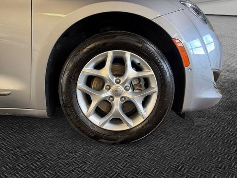 Used 2020 Chrysler Pacifica Touring-L Plus w/ Tire & Wheel Group FWD image 11