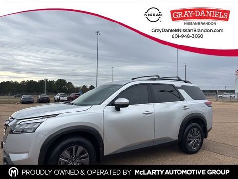 Used 2024 Nissan Pathfinder SV image 1