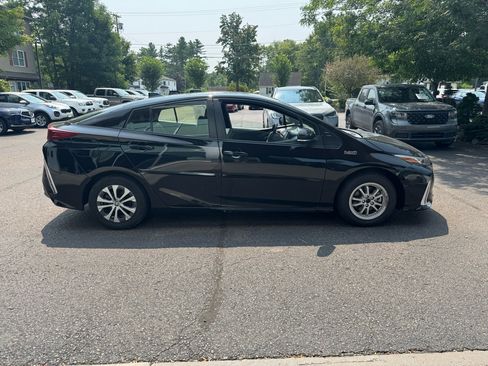 Used 2022 Toyota Prius Prime XLE image 6