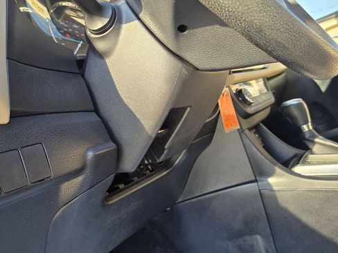 Used 2015 Toyota Corolla LE FWD image 38