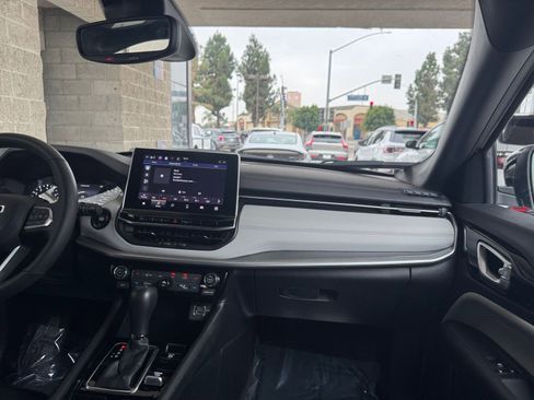 Used 2025 Jeep Compass Limited image 35