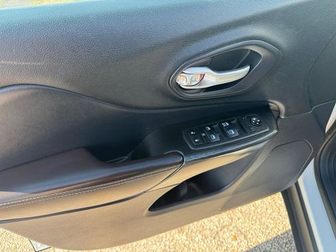 Used 2015 Jeep Cherokee Limited image 19