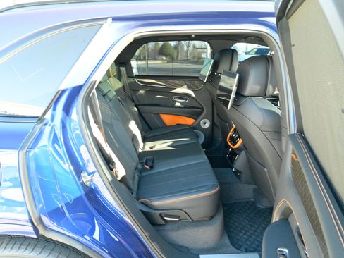 Used 2025 Bentley Bentayga image 48