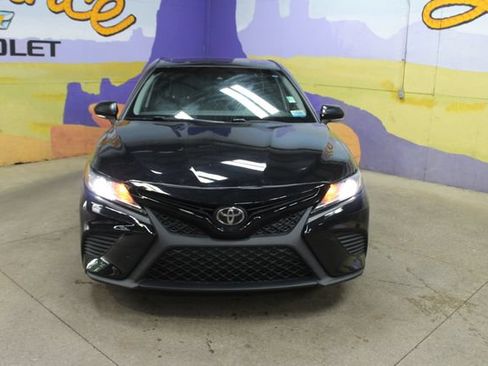 Used 2018 Toyota Camry SE FWD image 3
