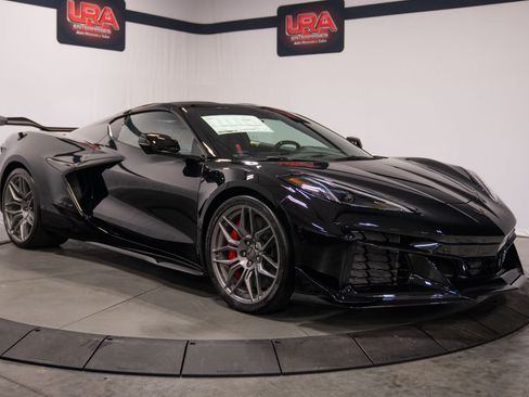 Used 2023 Chevrolet Corvette Z06 w/ Z07 Performance Package RWD image 3