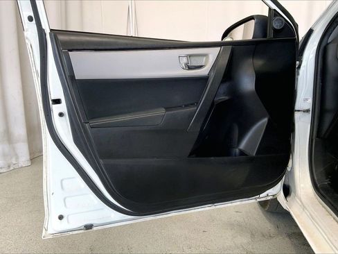 Used 2017 Toyota Corolla LE image 21