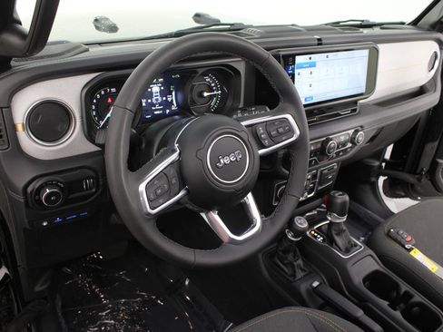 Used 2025 Jeep Wrangler Unlimited Sahara w/ Safety Group AWD/4WD image 8