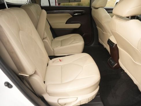 Used 2022 Toyota Highlander Platinum image 16