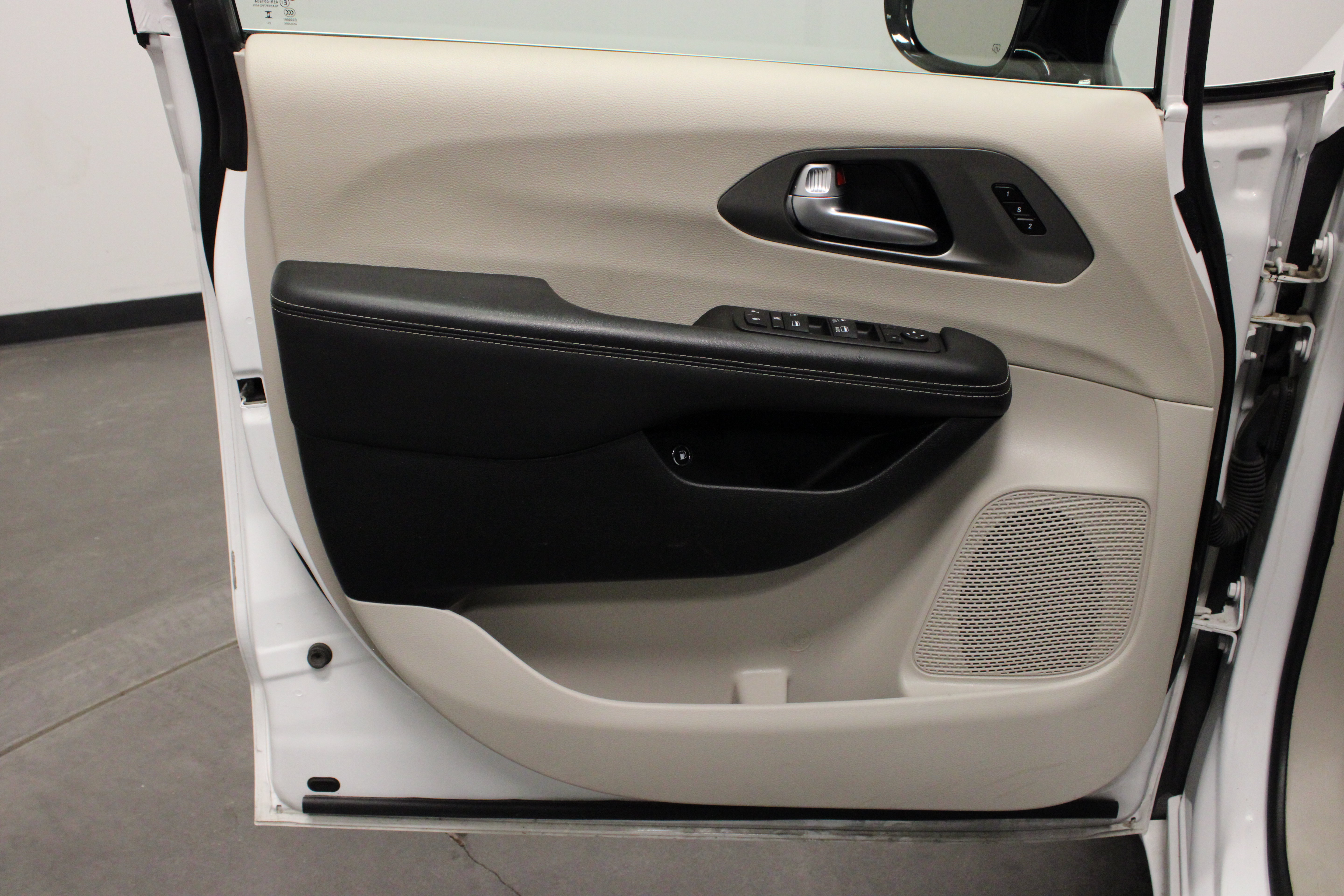 Used 2024 Chrysler Pacifica Limited FWD image 19