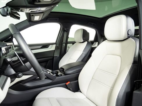 Certified 2025 Porsche Cayenne Coupe w/ Premium Package Plus AWD/4WD image 5