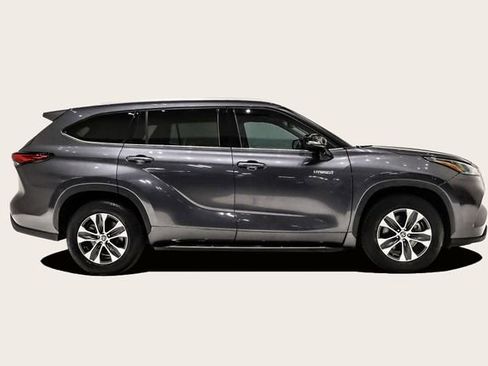 Used 2021 Toyota Highlander XLE image 4