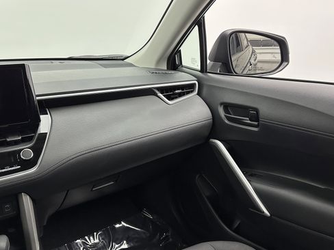 Used 2025 Toyota Corolla Cross LE image 26