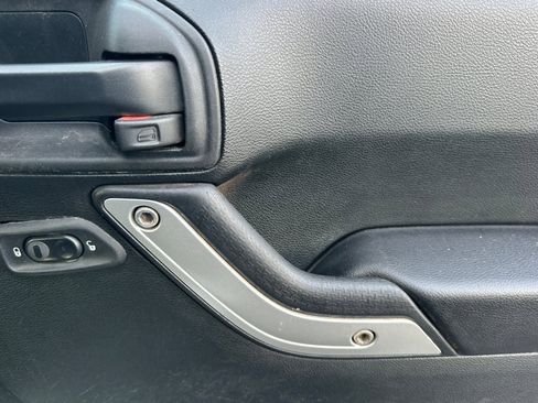 Used 2018 Jeep Wrangler Unlimited Sahara w/ Connectivity Group image 18