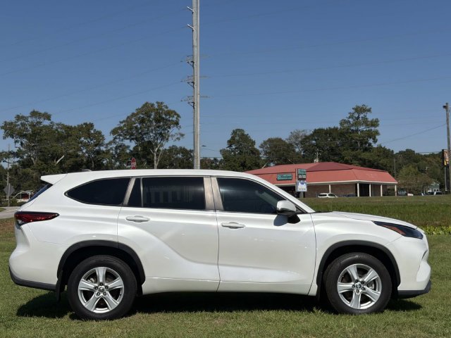 Used 2023 Toyota Highlander L FWD image 6