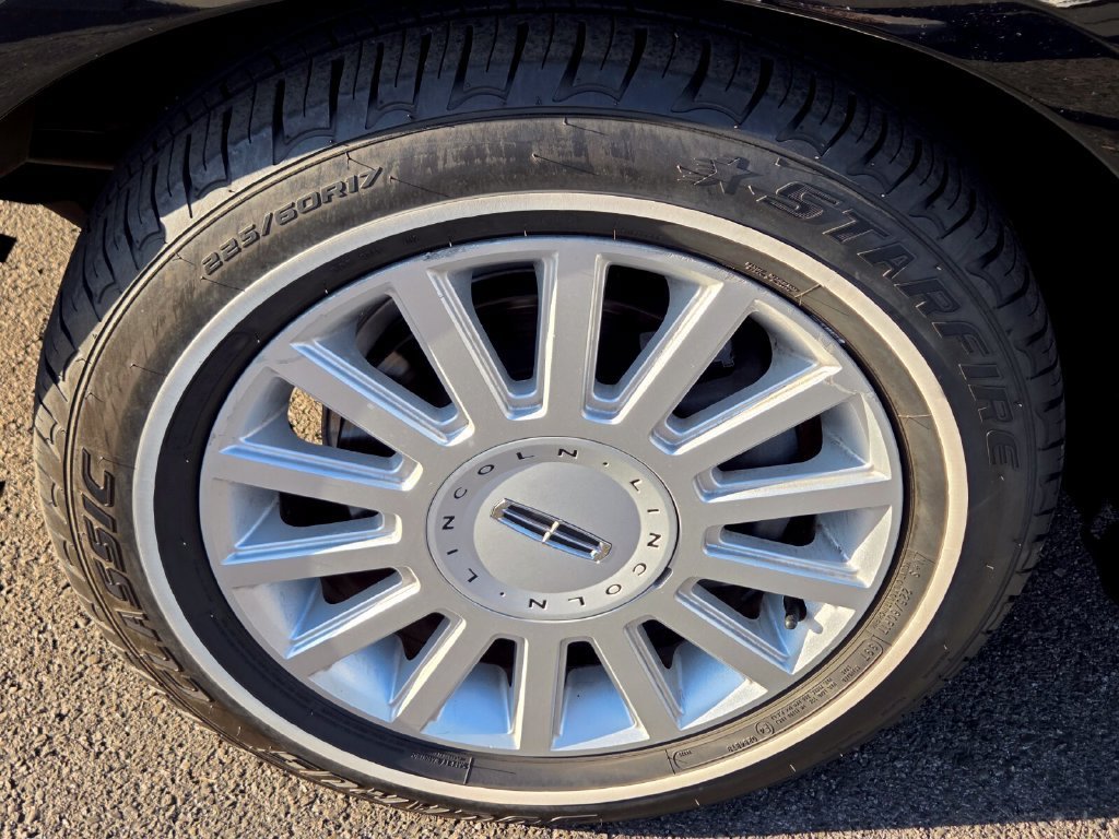Used 2006 Lincoln Town Car Signature RWD image 11