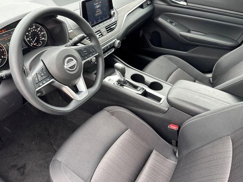 Used 2025 Nissan Altima 2.5 SV FWD image 4
