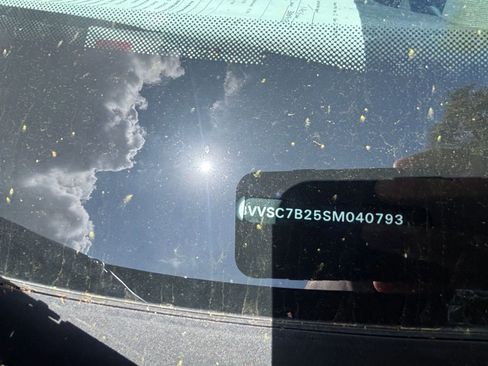 Used 2025 Volkswagen Taos SE image 9