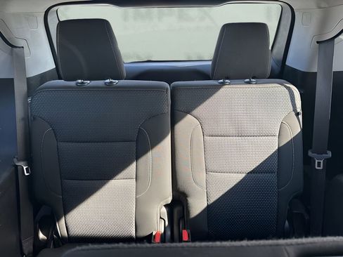 Used 2023 GMC Acadia SLE image 11