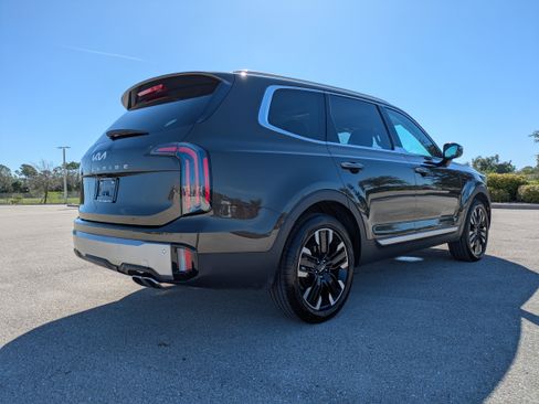 Used 2025 Kia Telluride SX w/ SX Captain's Chair Package FWD image 4