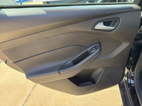 Used 2016 Ford Focus SE w/ SE Cold Weather Package FWD image 9