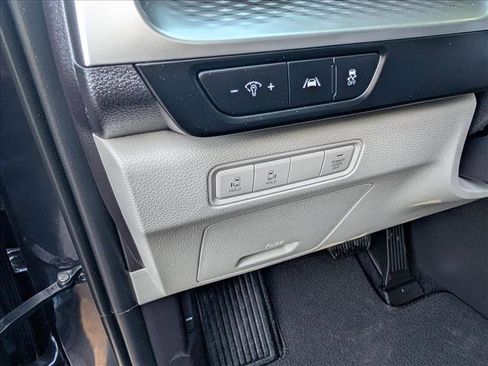 Used 2024 Kia Carnival LX FWD image 31