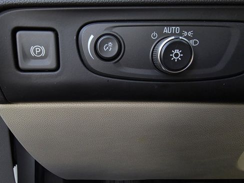 Used 2021 Buick Enclave Essence image 13