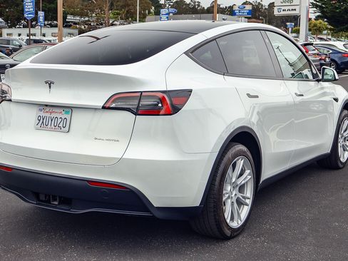 Used 2023 Tesla Model Y Long Range AWD/4WD image 19