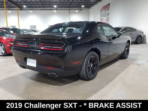 Used 2019 Dodge Challenger SXT RWD image 9