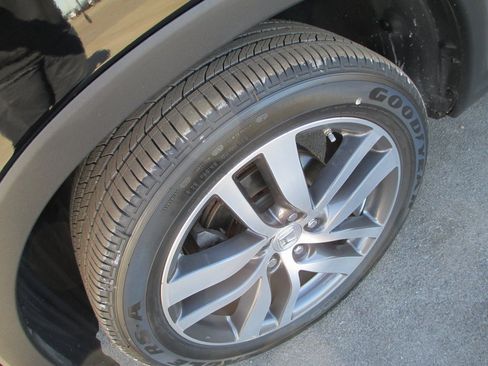 Used 2018 Honda Pilot Touring image 11