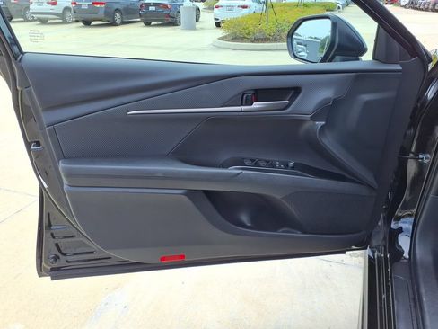 Used 2025 Toyota Camry SE FWD image 13