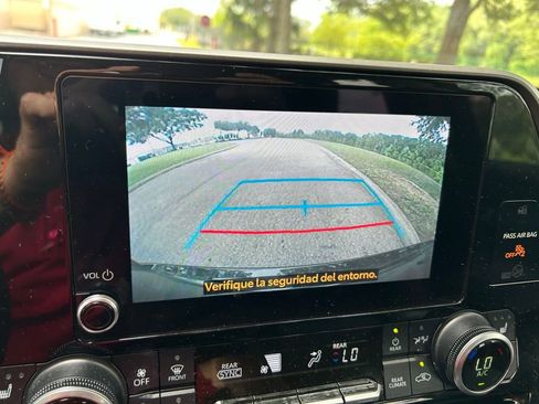 Used 2024 Toyota Highlander XLE FWD image 26