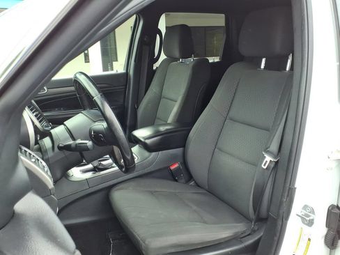 Used 2018 Jeep Grand Cherokee Laredo AWD/4WD image 2