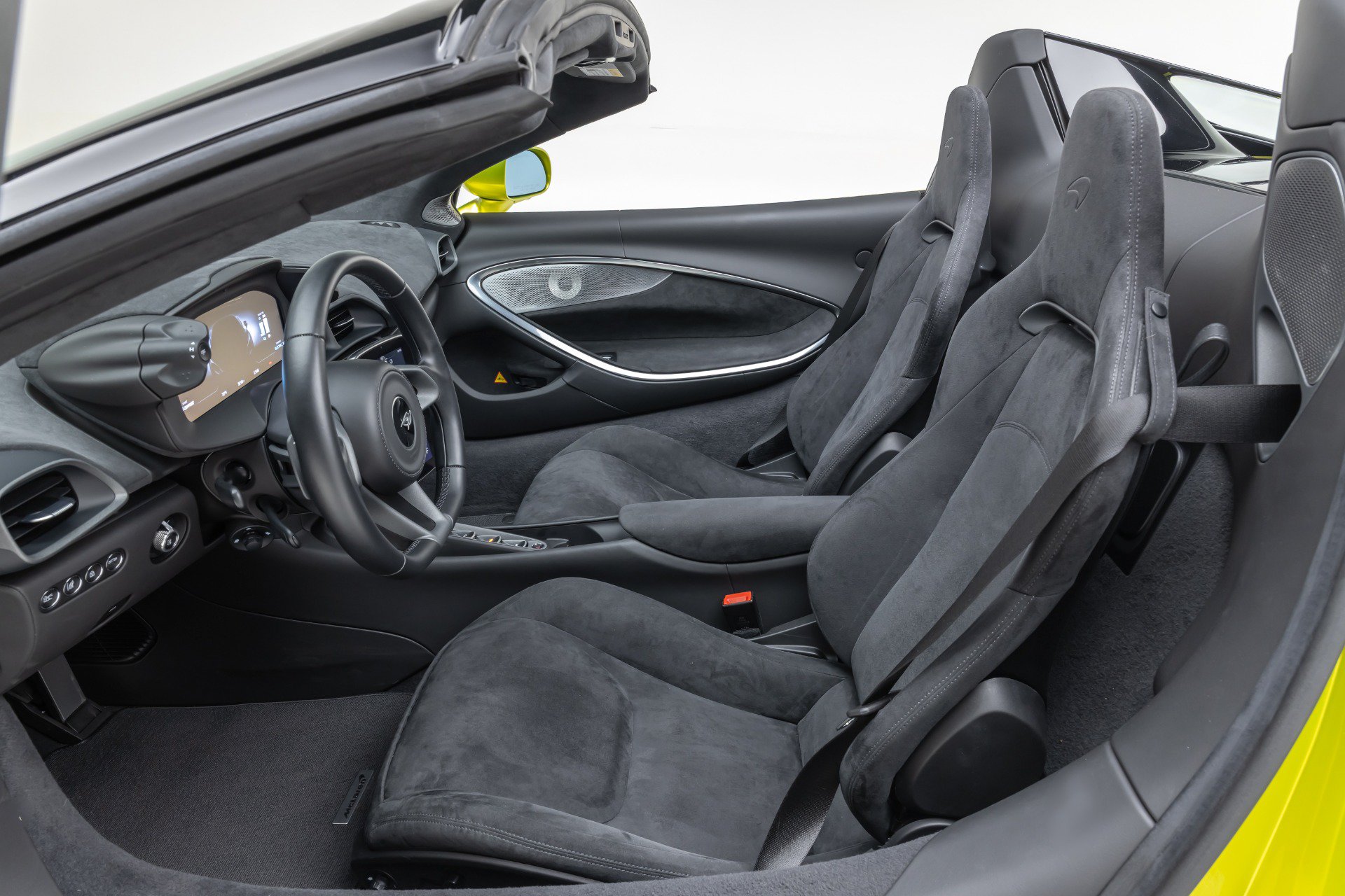 Used 2025 McLaren Artura Spider RWD image 64