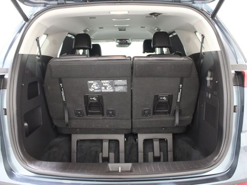 Used 2023 Kia Carnival EX FWD image 18