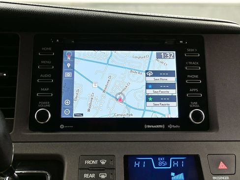 Used 2018 Toyota Sienna XLE Premium w/ Carpet Mat Package FWD image 23