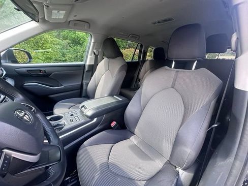 Used 2023 Toyota Highlander LE AWD/4WD image 12