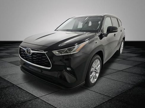 Used 2024 Toyota Highlander Limited AWD/4WD image 3