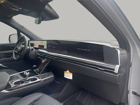 New 2026 Cadillac Escalade IQ Luxury 1 w/ LPO, Floor Liner Package AWD/4WD image 15