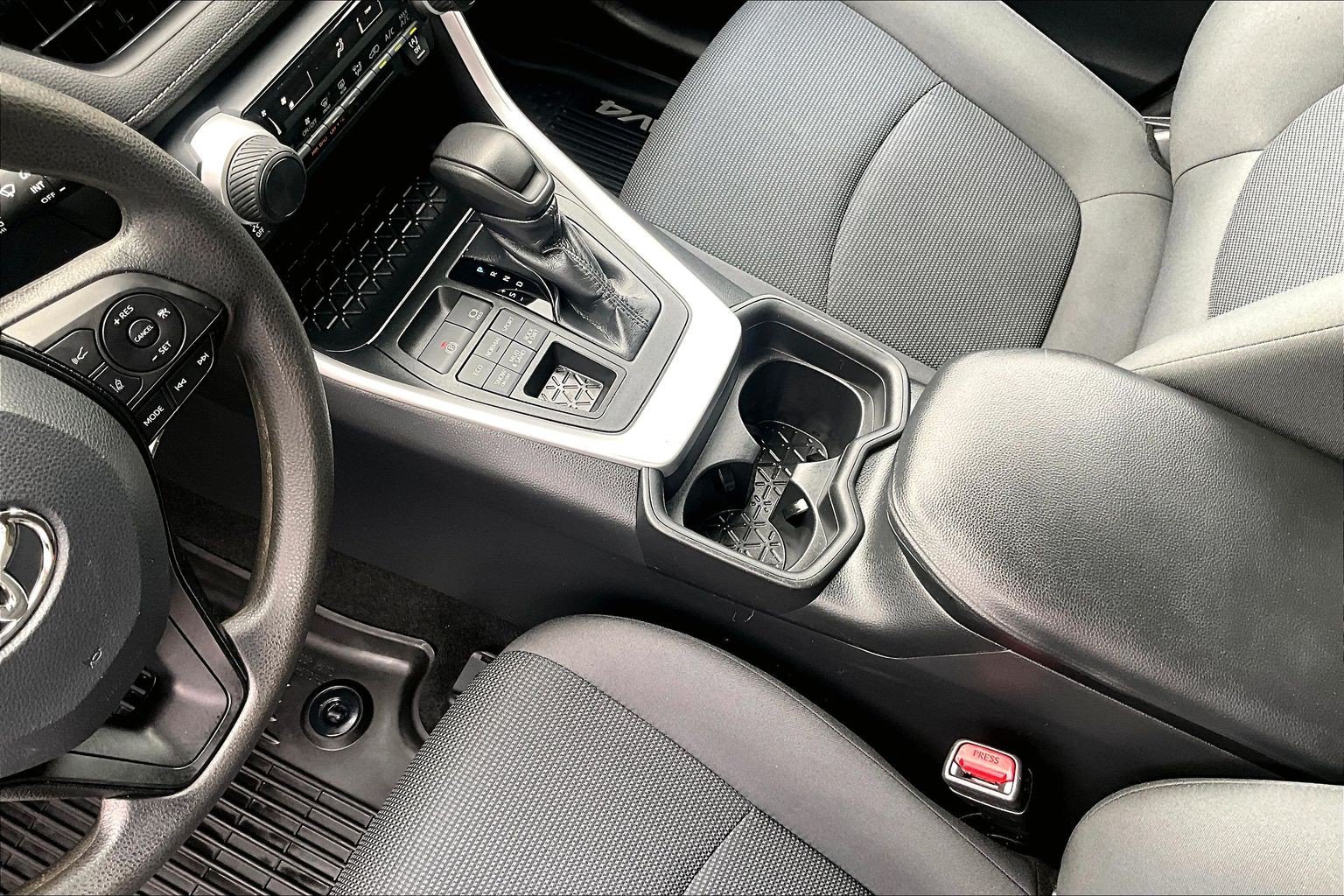 Used 2019 Toyota RAV4 LE AWD/4WD image 17