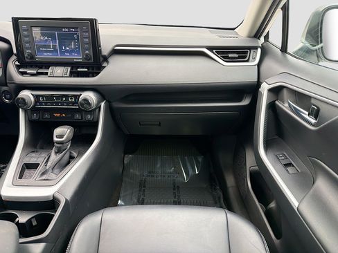 Used 2020 Toyota RAV4 XLE Premium image 18