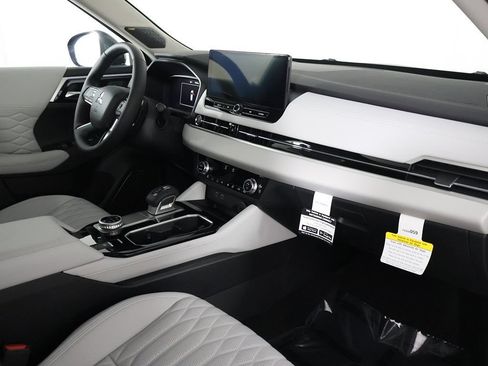 Used 2025 Mitsubishi Outlander AWD image 34