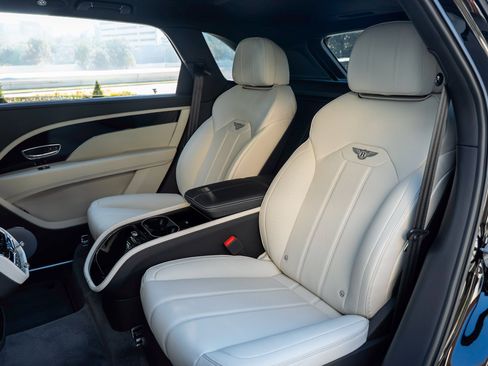 Used 2023 Bentley Bentayga Extended Wheelbase image 41
