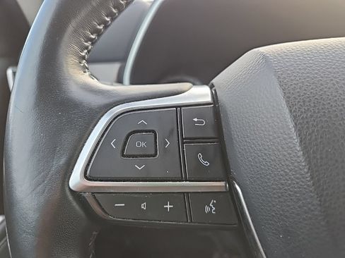 Used 2021 Toyota Highlander XLE AWD/4WD image 13