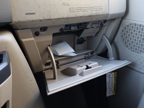 Used 2009 Ford E-350 and Econoline 350 Super Duty Wagon image 37