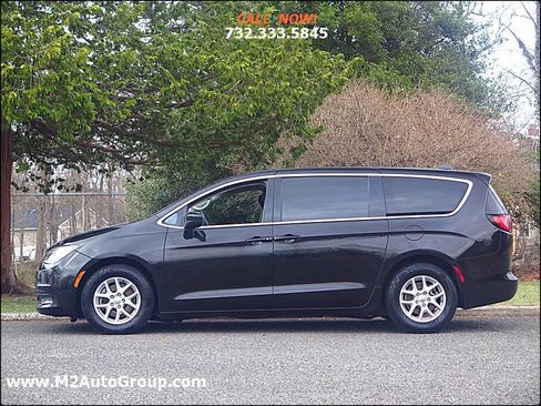 Used 2017 Chrysler Pacifica Touring image 2