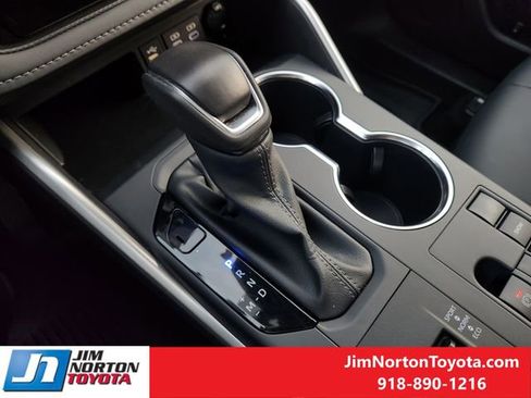 Used 2025 Toyota Highlander XLE FWD image 22